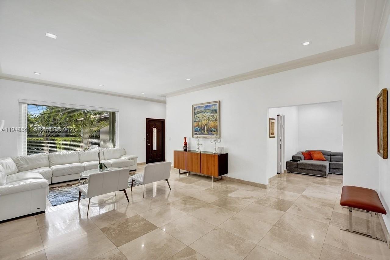 3757 Prairie Ave - Photo 4 of 19