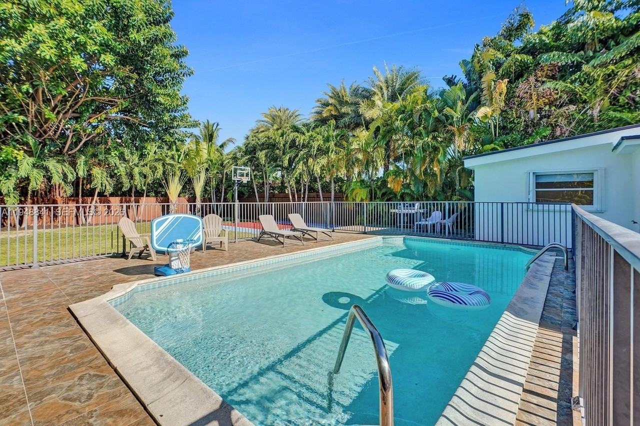 3757 Prairie Ave - Photo 2 of 19