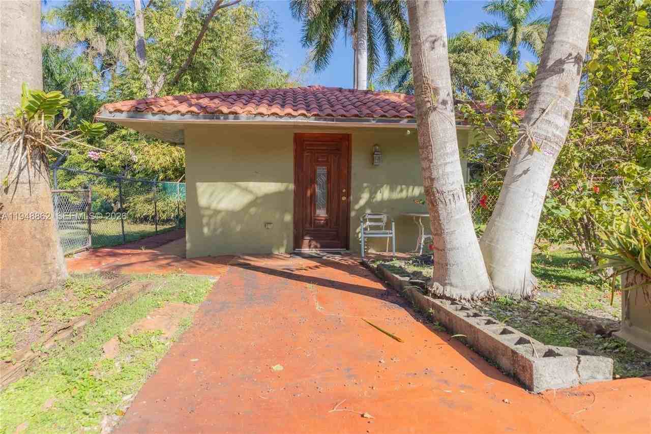 271 Ne 154th St #1 - Photo 6 of 7