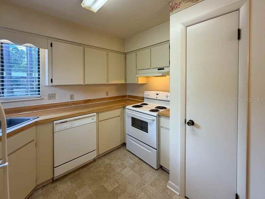 4190 Nw 85th Pl - Photo 4 of 28