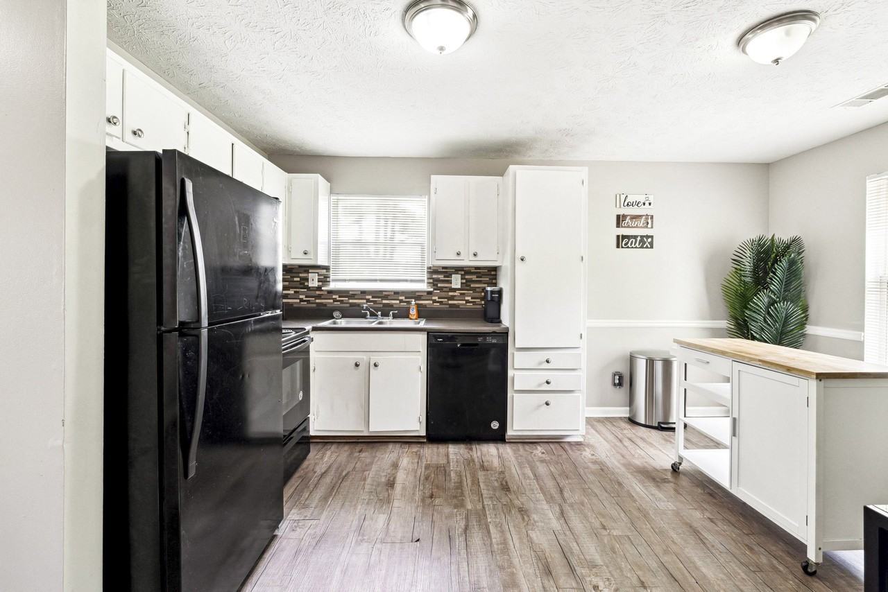 Ashton Ct - Photo 7 of 10