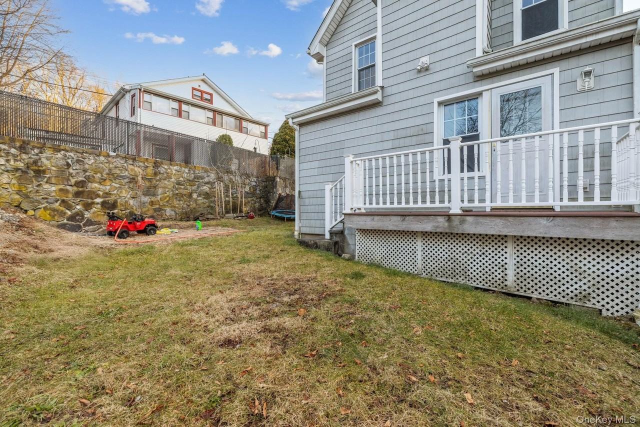 983 Warren Ave - Photo 3 of 30