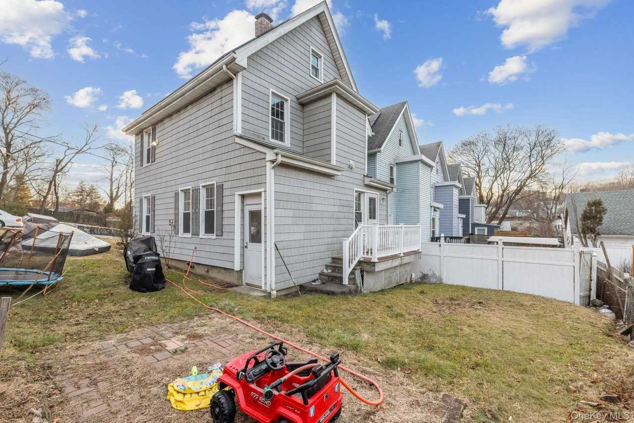 983 Warren Ave - Photo 4 of 30