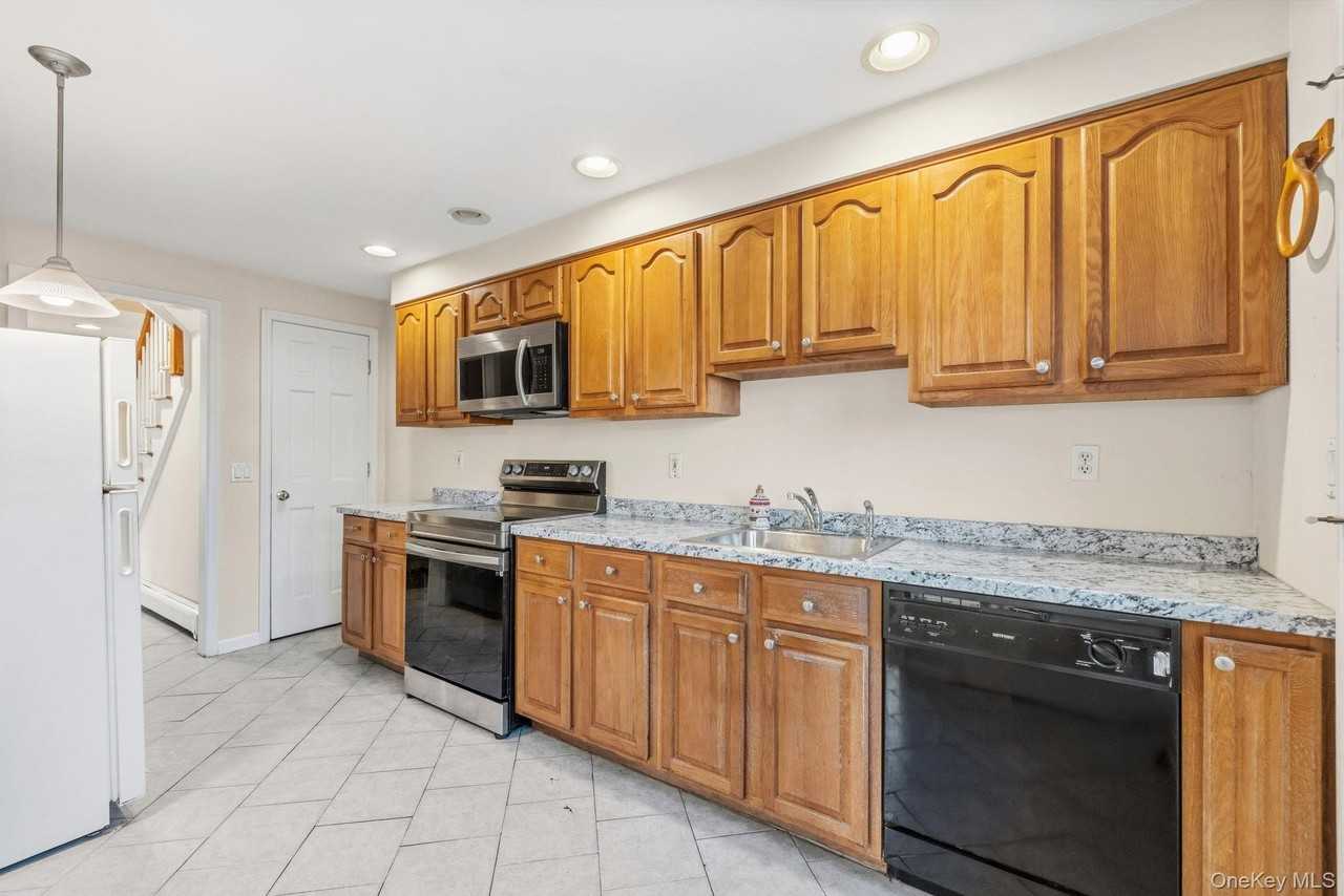 983 Warren Ave - Photo 5 of 30