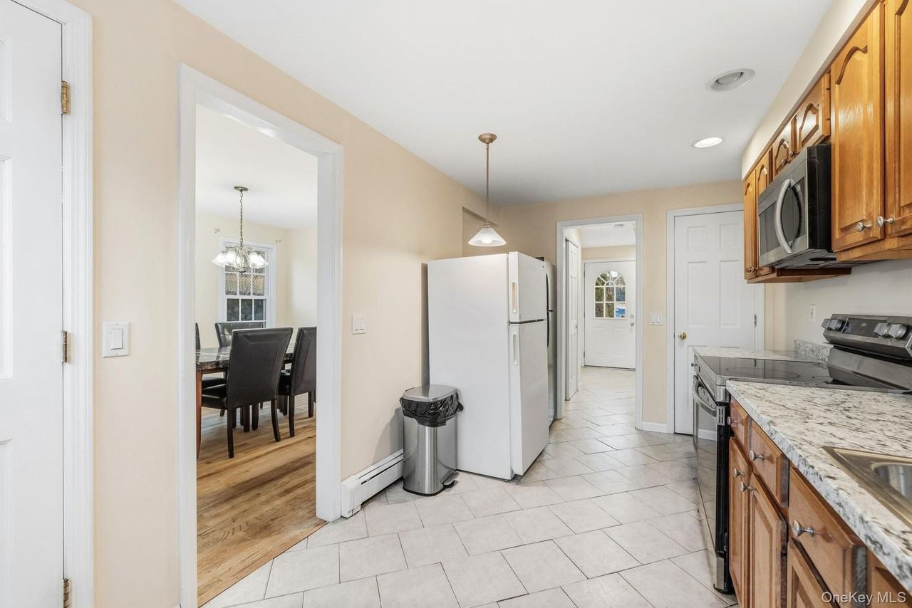 983 Warren Ave - Photo 7 of 30