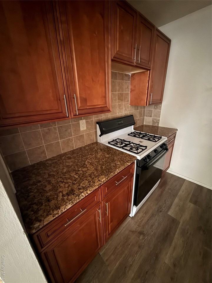 190 1st St Apt 5e #5E - Photo 4 of 16