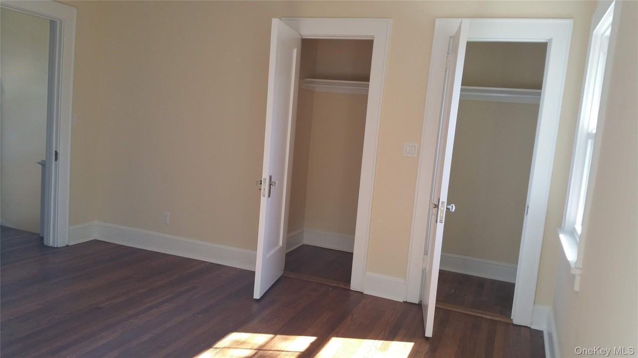 471 Webster Ave - Photo 7 of 22