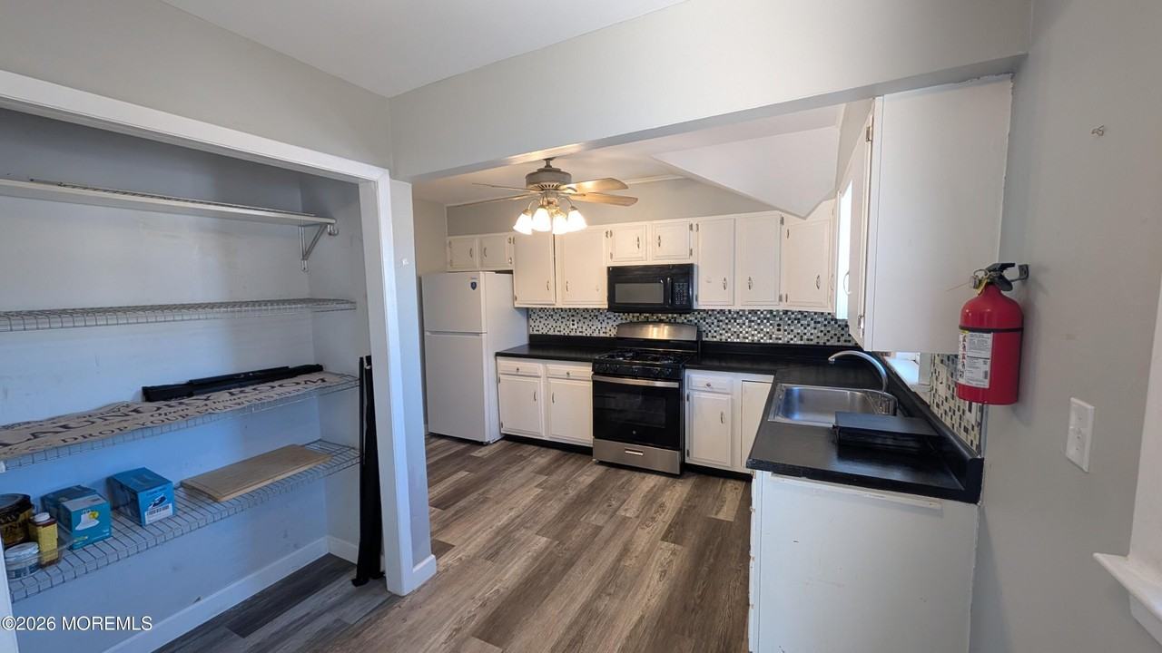 164 Port Monmouth Rd Apt B #B - Photo 2 of 17