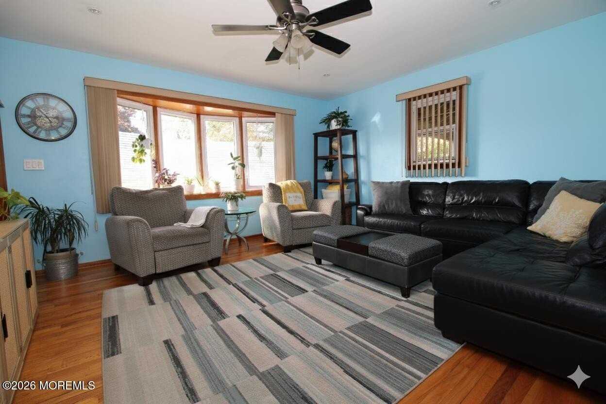 60 Shell St - Photo 2 of 14