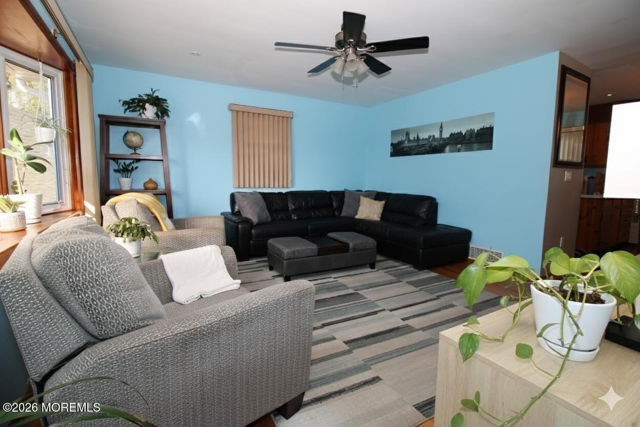 60 Shell St - Photo 3 of 14