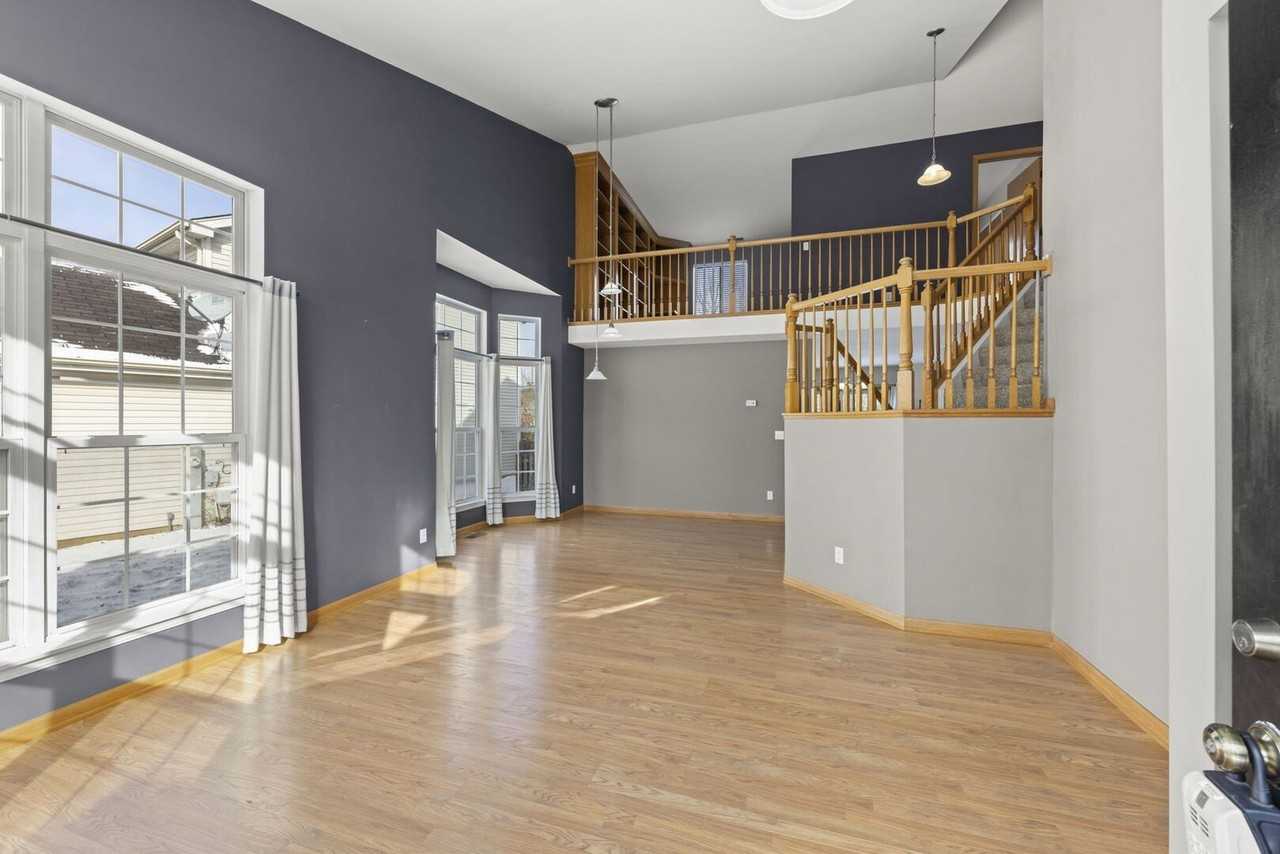 14215 S Longview Ln - Photo 3 of 23