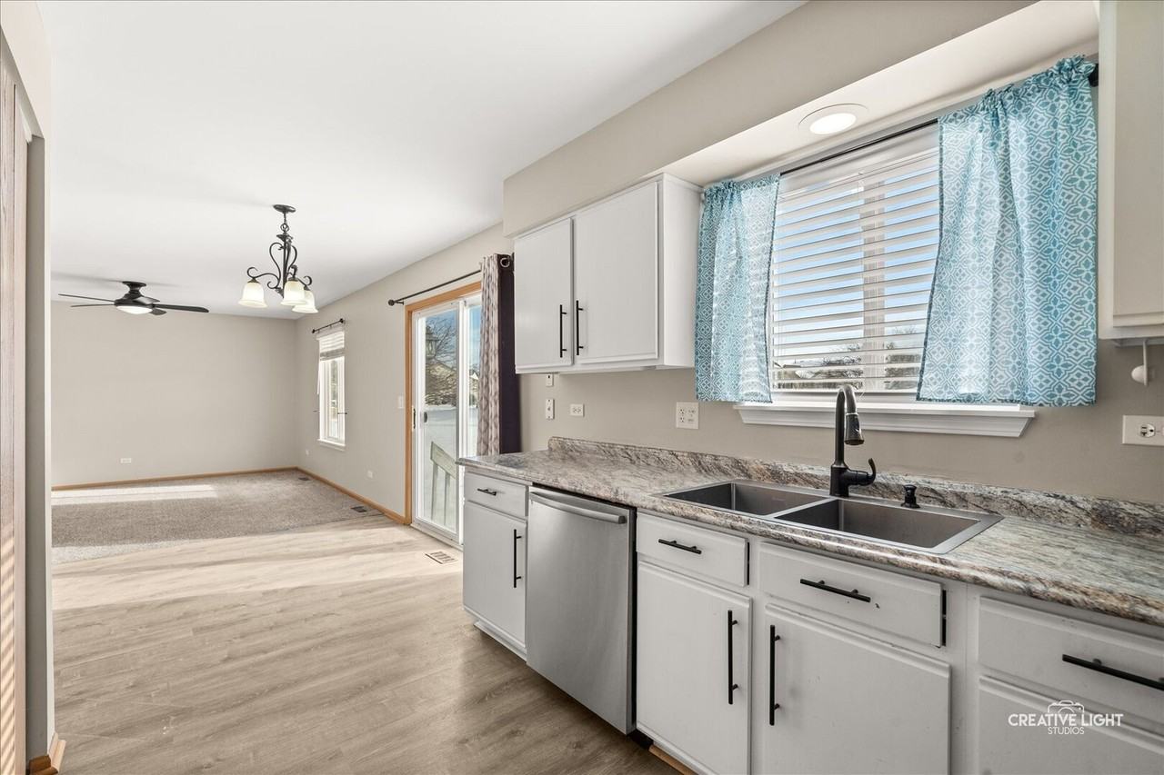 2477 Smithfield Ct - Photo 7 of 24