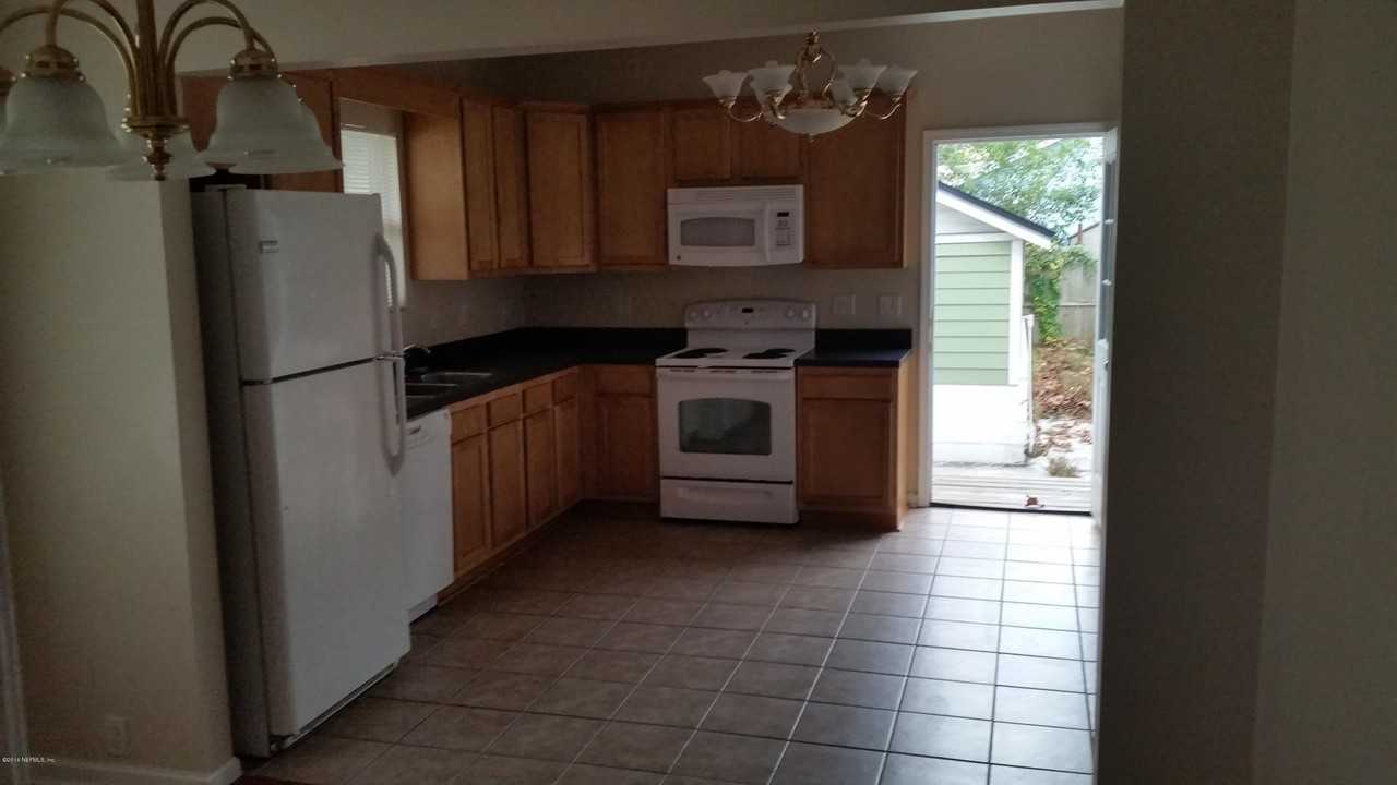 2700 Myra St - Photo 2 of 3