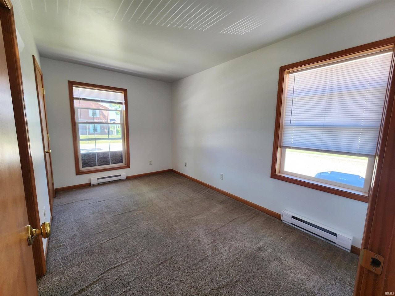 403 Oakwood St - Photo 5 of 19