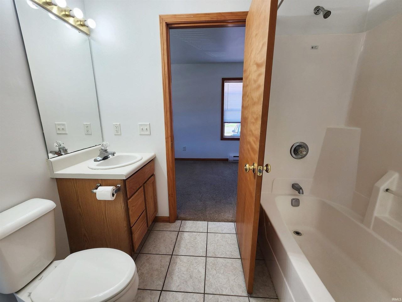 403 Oakwood St - Photo 6 of 19