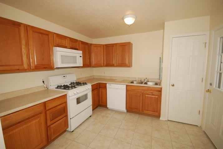 6410 Belcher Ave NE - Photo 3 of 7