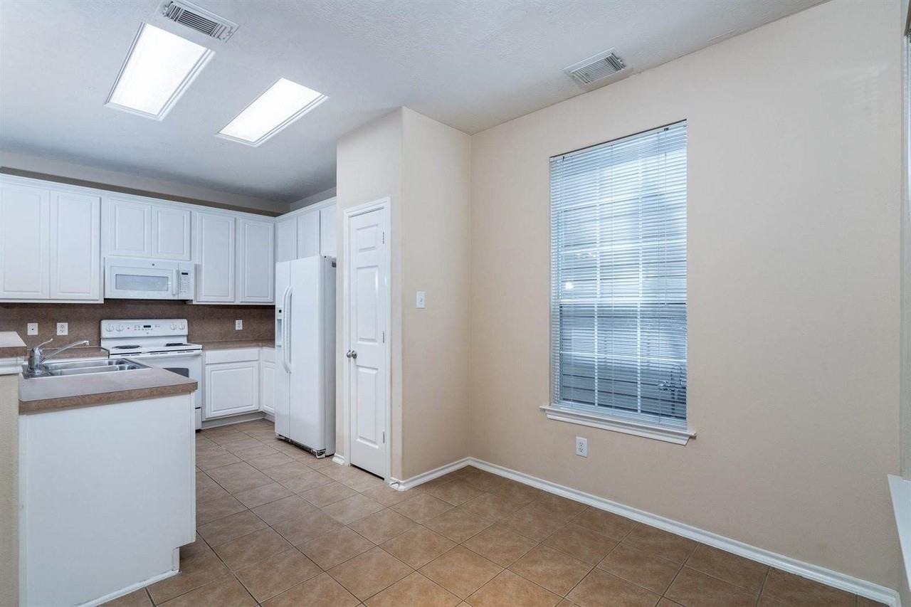 207 N Burberry Park Cir - Photo 6 of 25