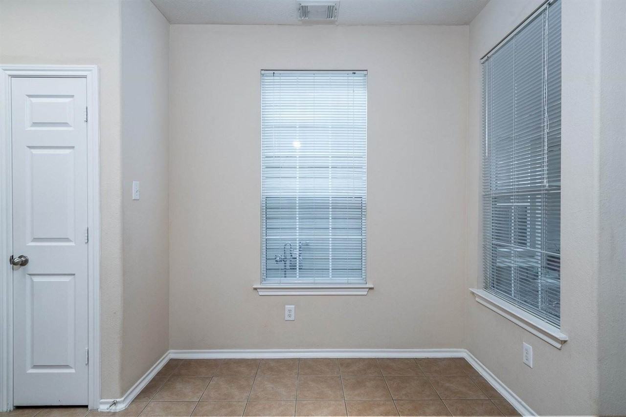 207 N Burberry Park Cir - Photo 7 of 25