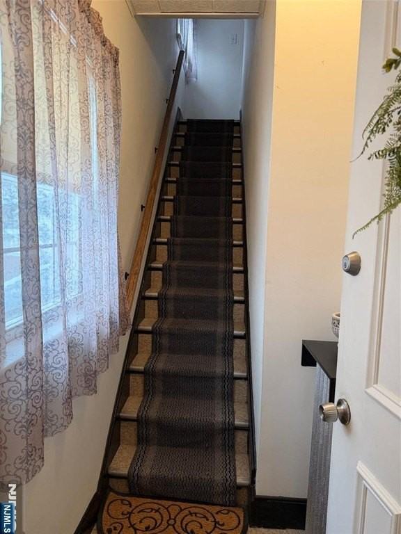 272 Castle Ter - Photo 2 of 10