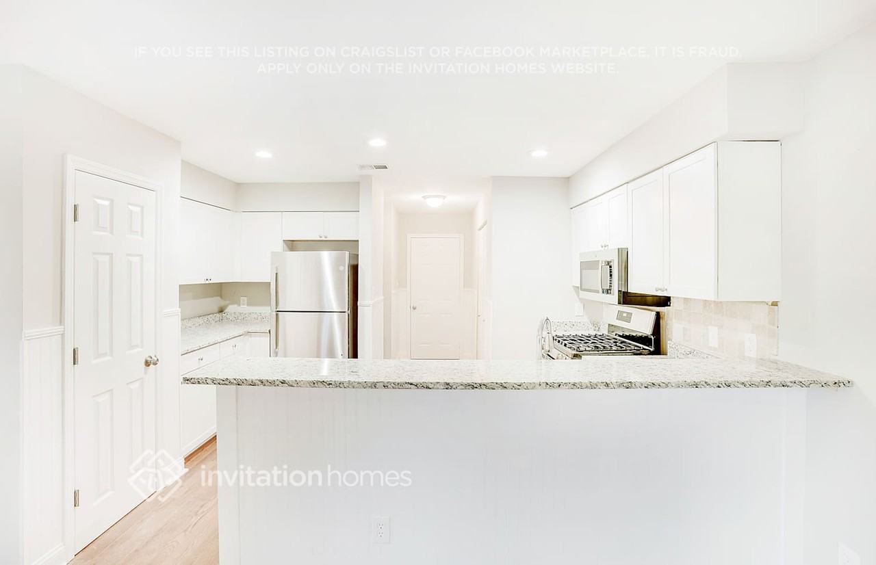 695 Shore Pl - Photo 7 of 26