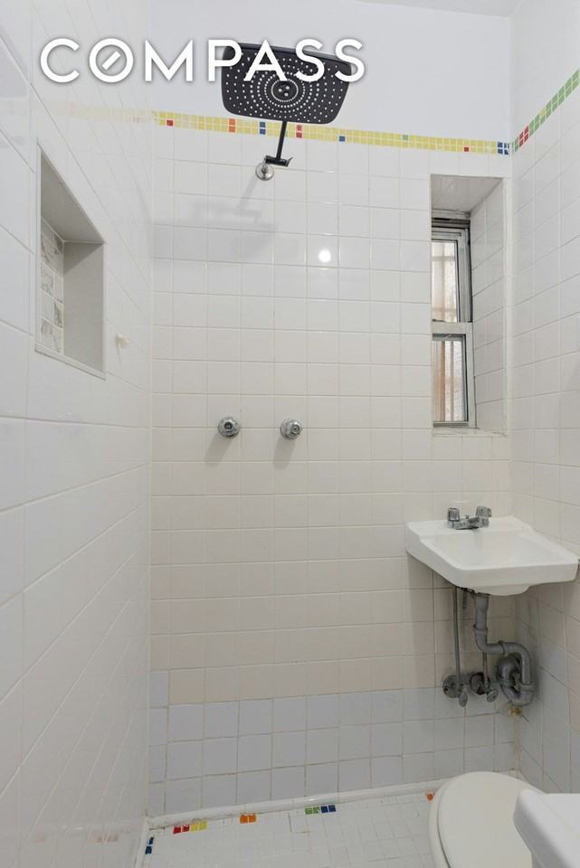 427 E 6th St #1R - Photo 5 of 8