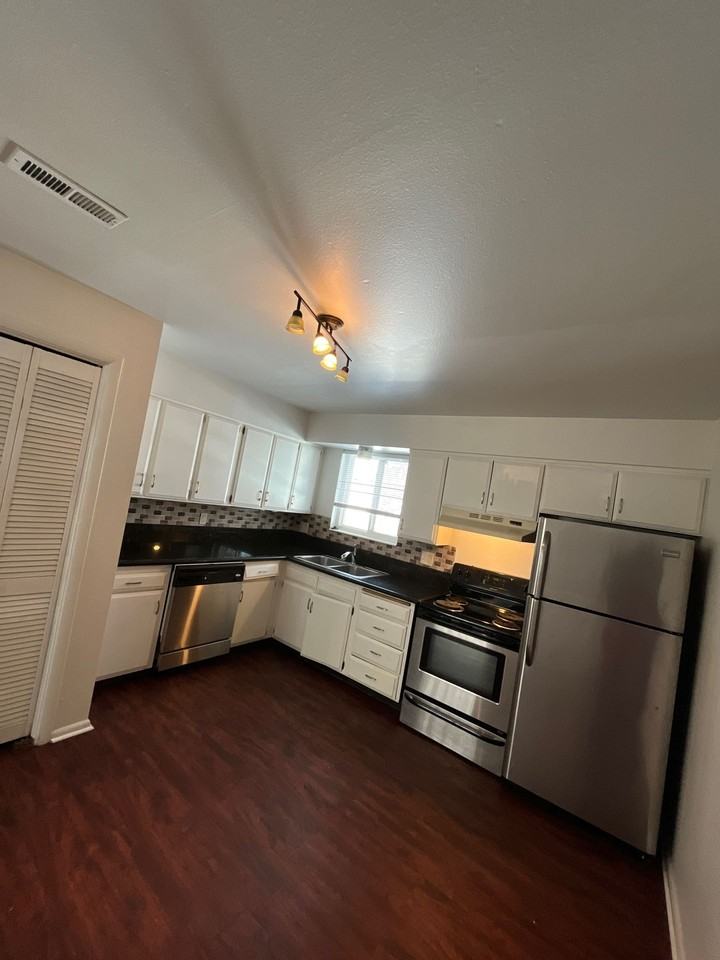 351 E Park Creeke Ln #B - Photo 3 of 14