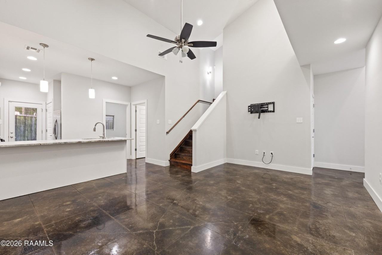 209 Highland Park Ln - Photo 3 of 26