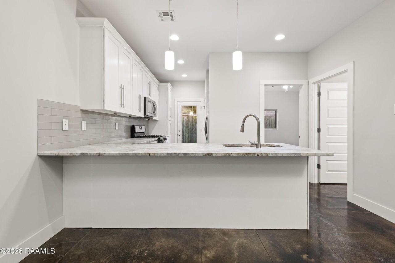 209 Highland Park Ln - Photo 4 of 26