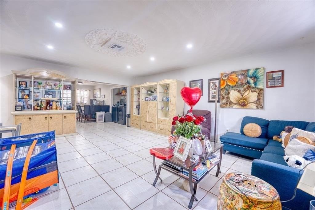 801 Sw 1st St #801 - Photo 4 of 15