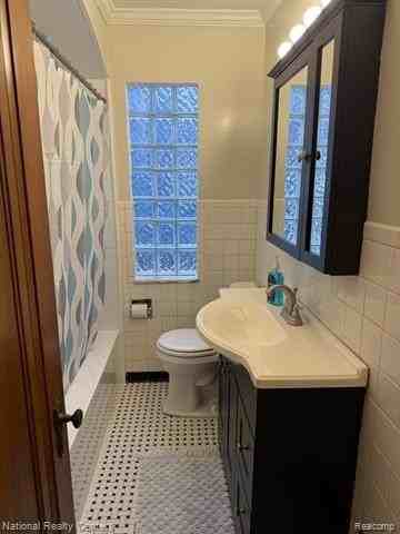 2235 Geneva St - Photo 2 of 8