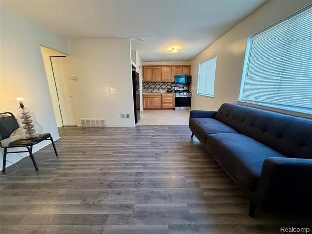 20031 Hubbell St - Photo 2 of 8