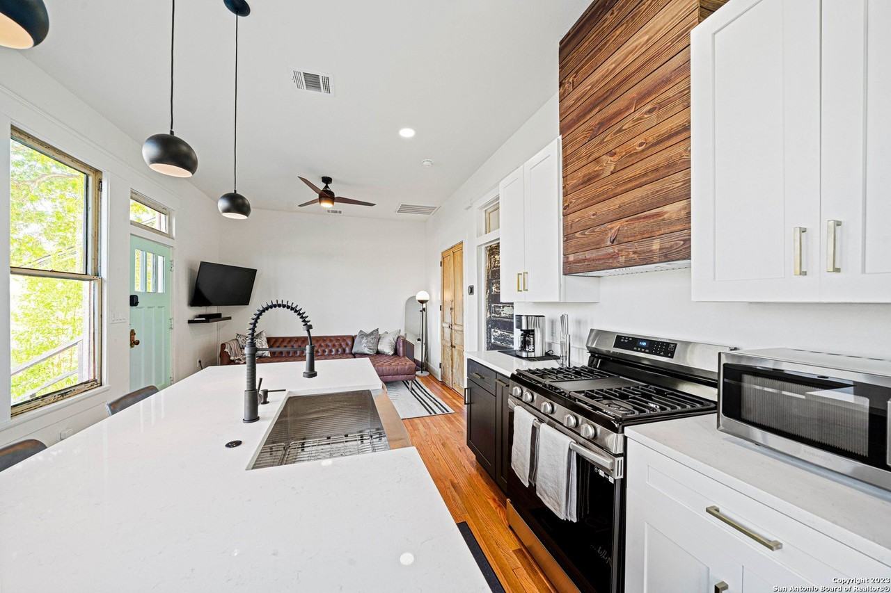 540 Adams St - Photo 4 of 12