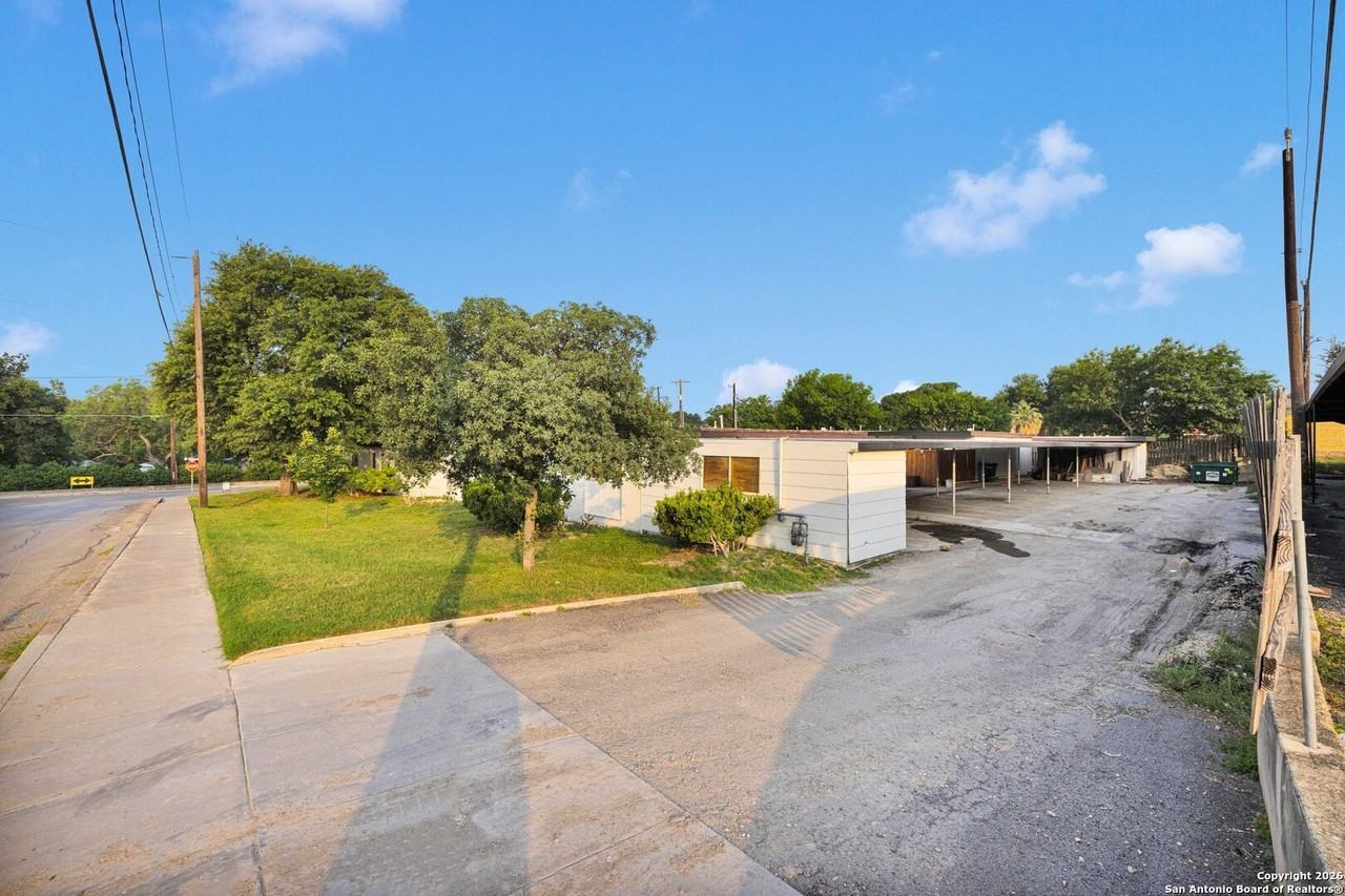 600 Gentleman Rd Apt 4 #4 - Photo 3 of 14