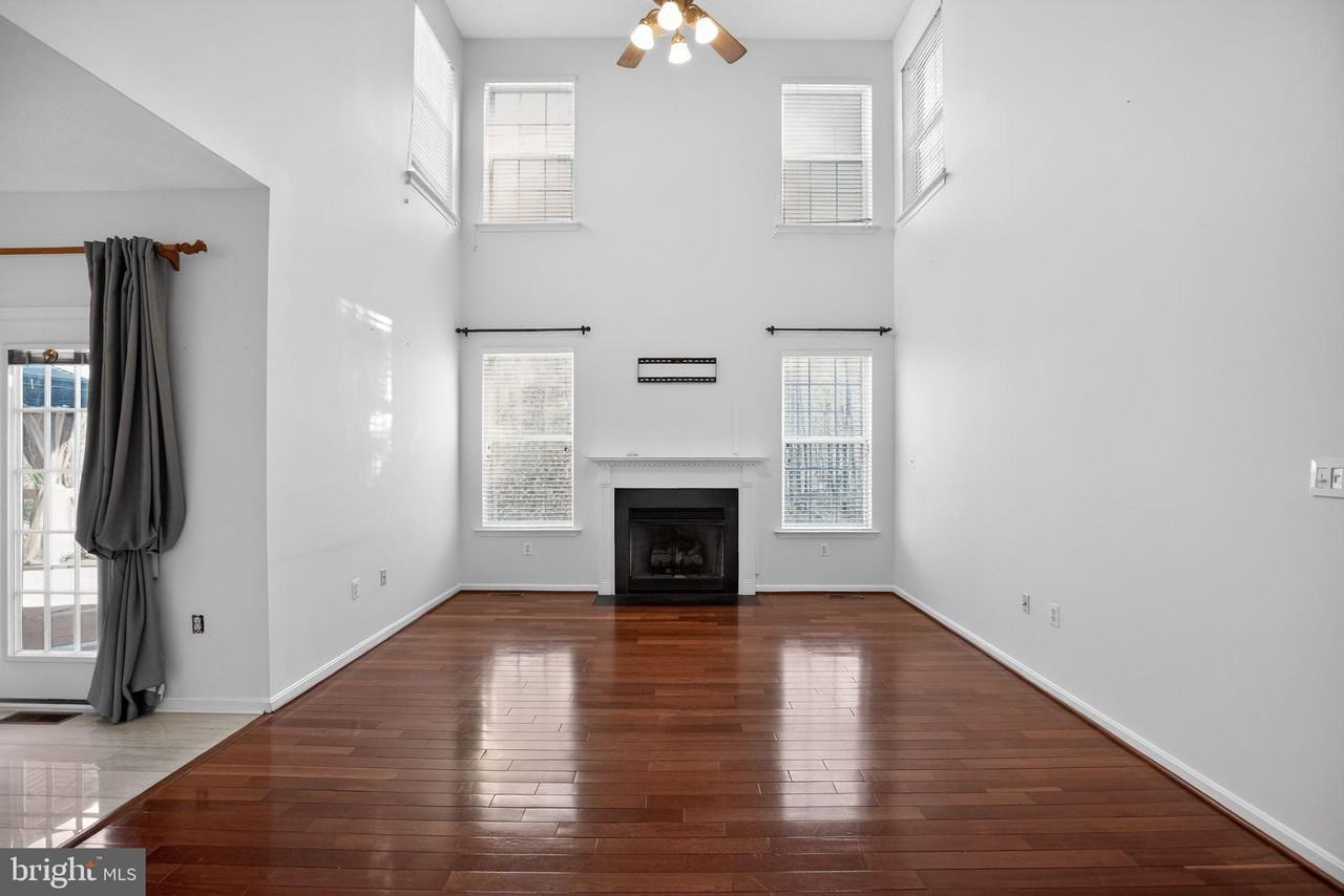 2323 Springdale Ln - Photo 6 of 31