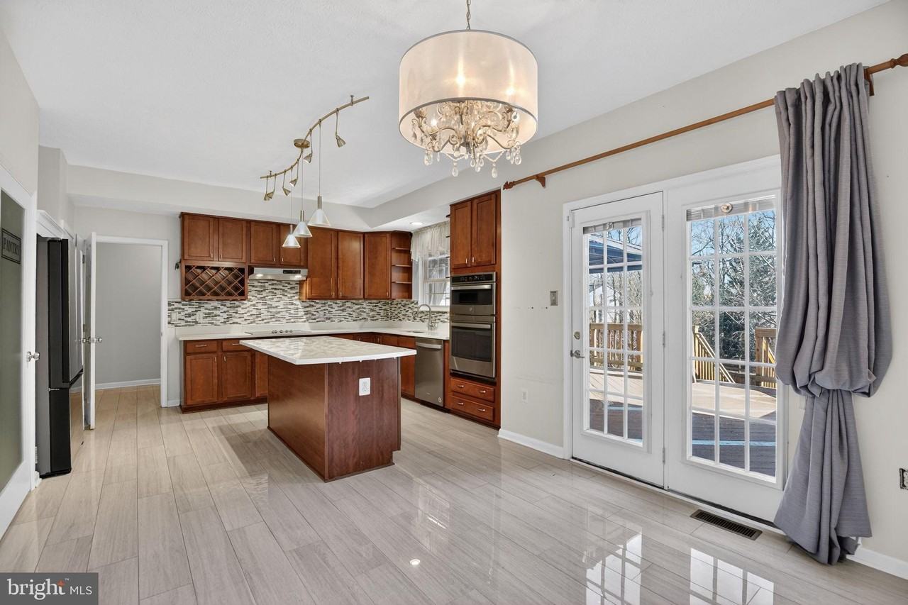 2323 Springdale Ln - Photo 7 of 31