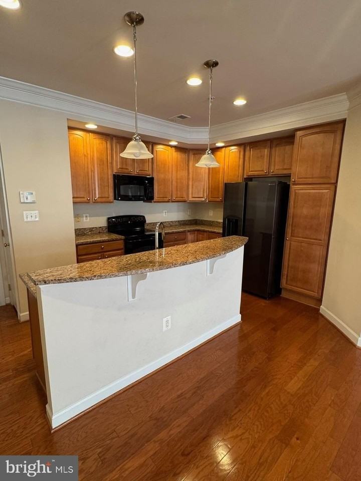 9500 Hyde Pl - Photo 5 of 22