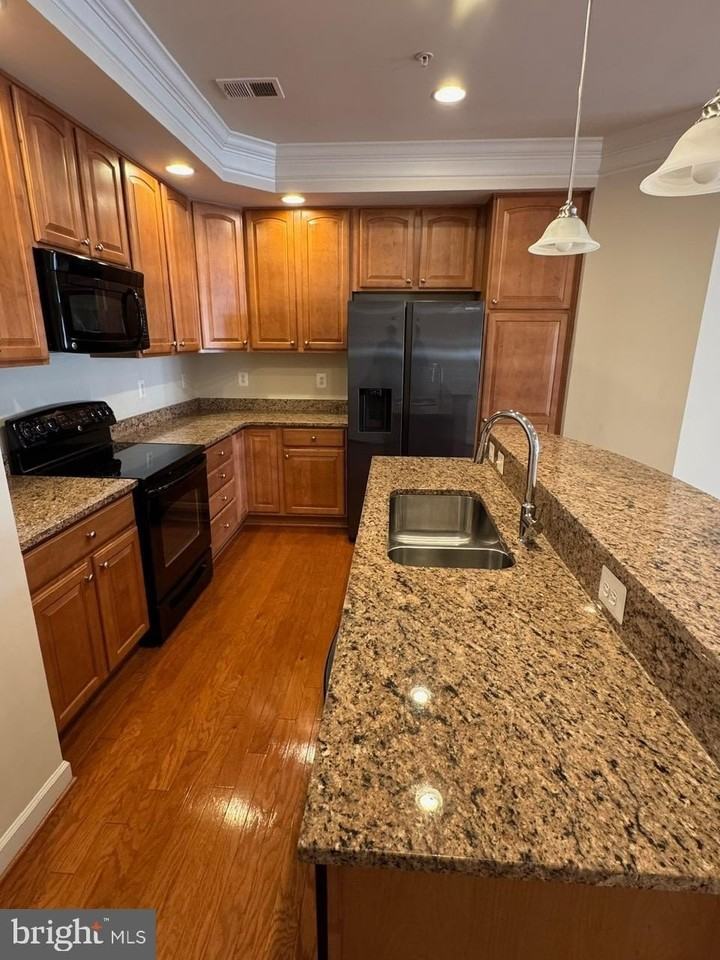 9500 Hyde Pl - Photo 6 of 22