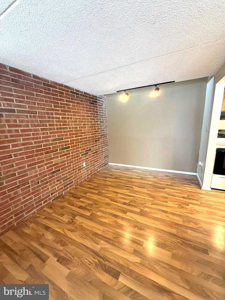 1071 Lancaster Blvd - Photo 4 of 22