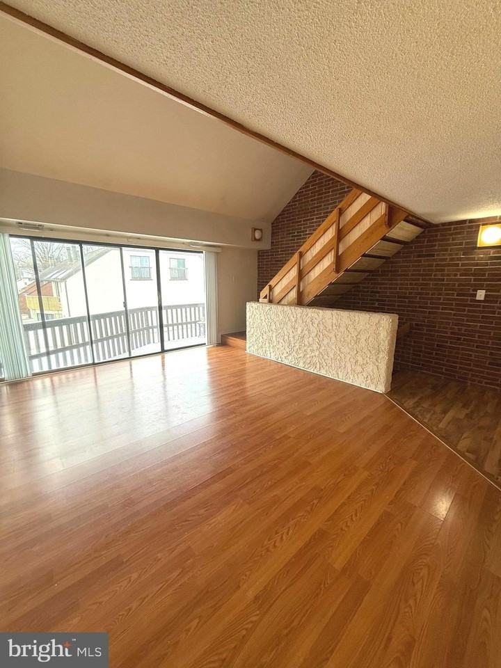 1071 Lancaster Blvd - Photo 7 of 22