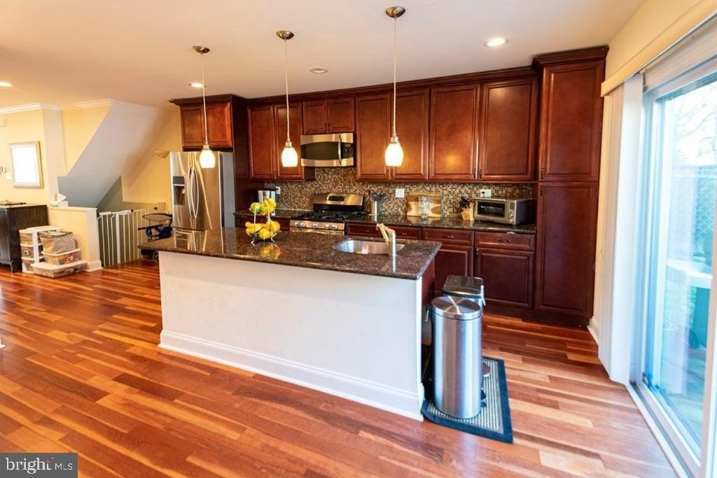 2107 Carpenter St - Photo 2 of 24