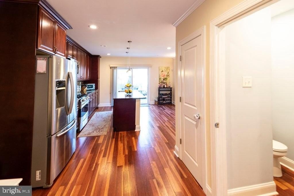 2107 Carpenter St - Photo 4 of 24