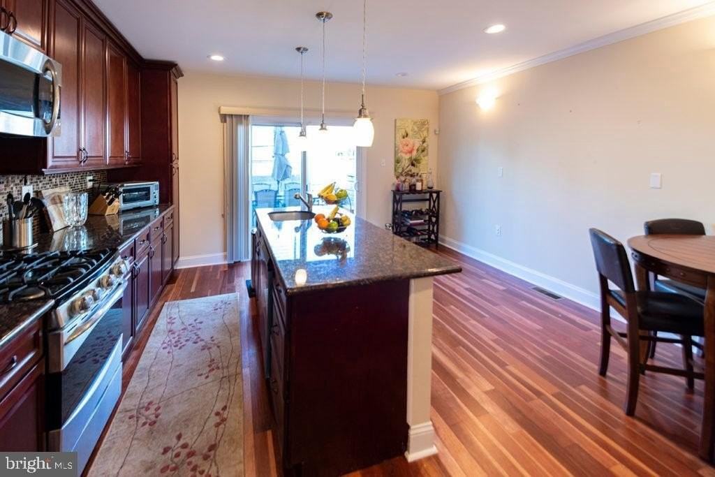 2107 Carpenter St - Photo 5 of 24