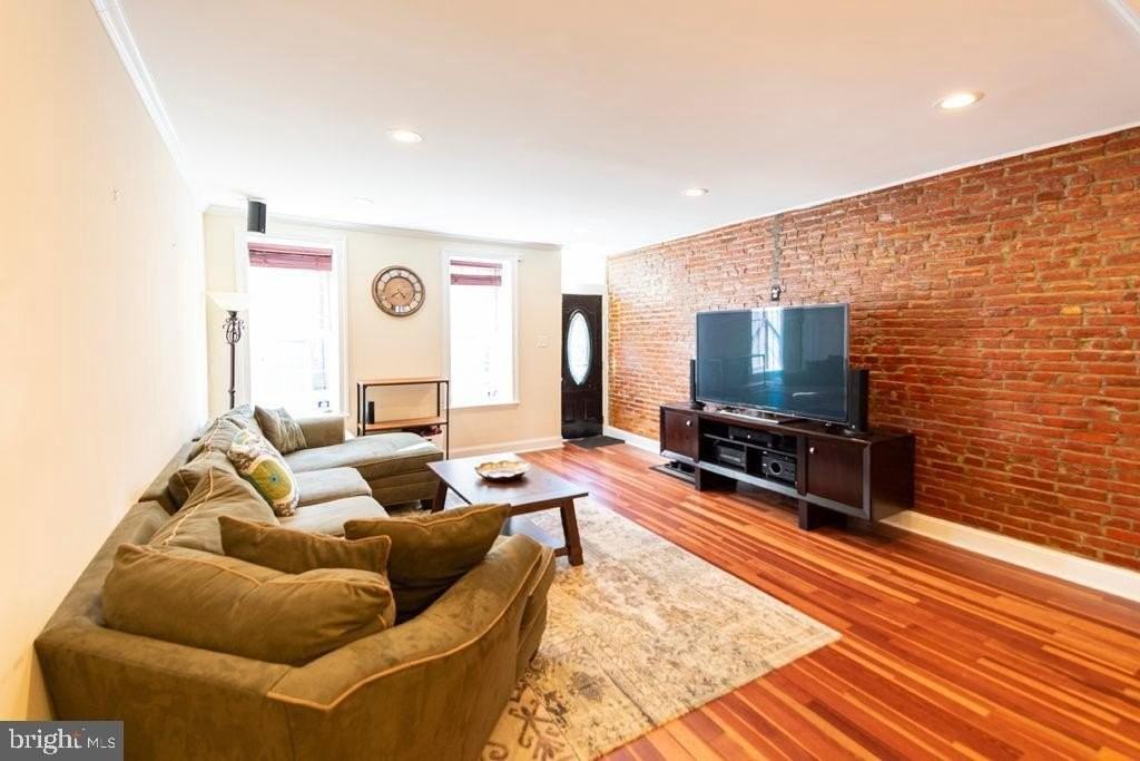 2107 Carpenter St - Photo 6 of 24