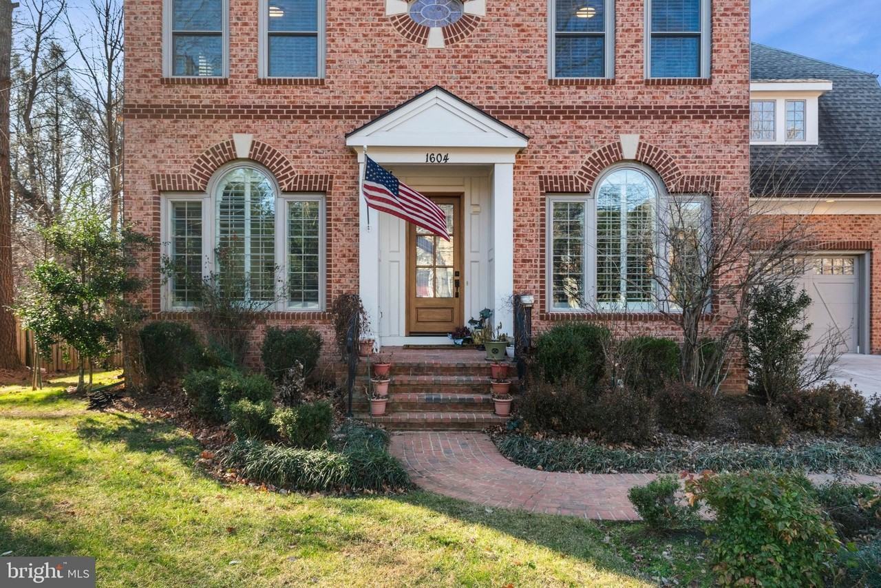 1604 Colonial Ln - Photo 2 of 50