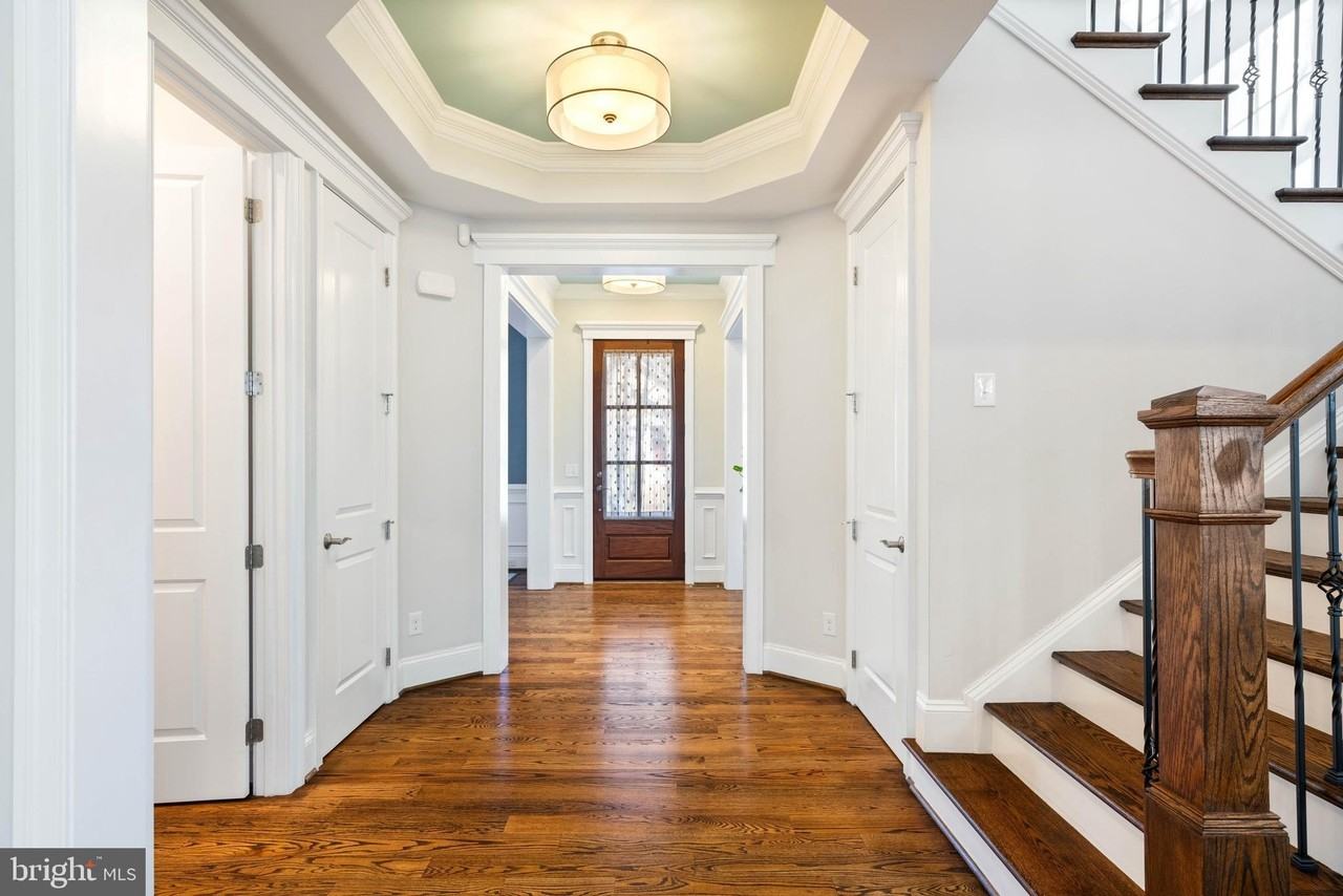 1604 Colonial Ln - Photo 4 of 50