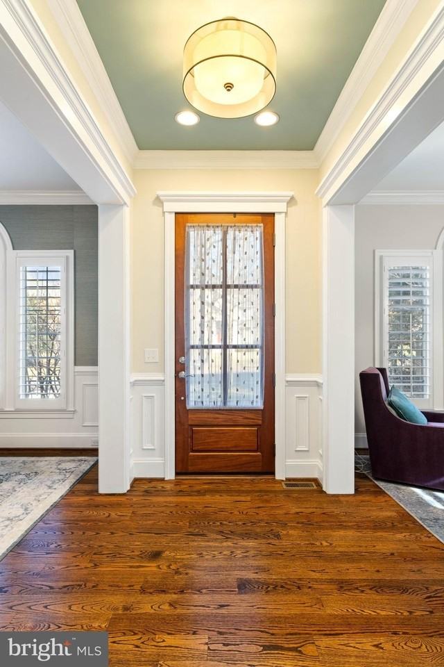 1604 Colonial Ln - Photo 5 of 50