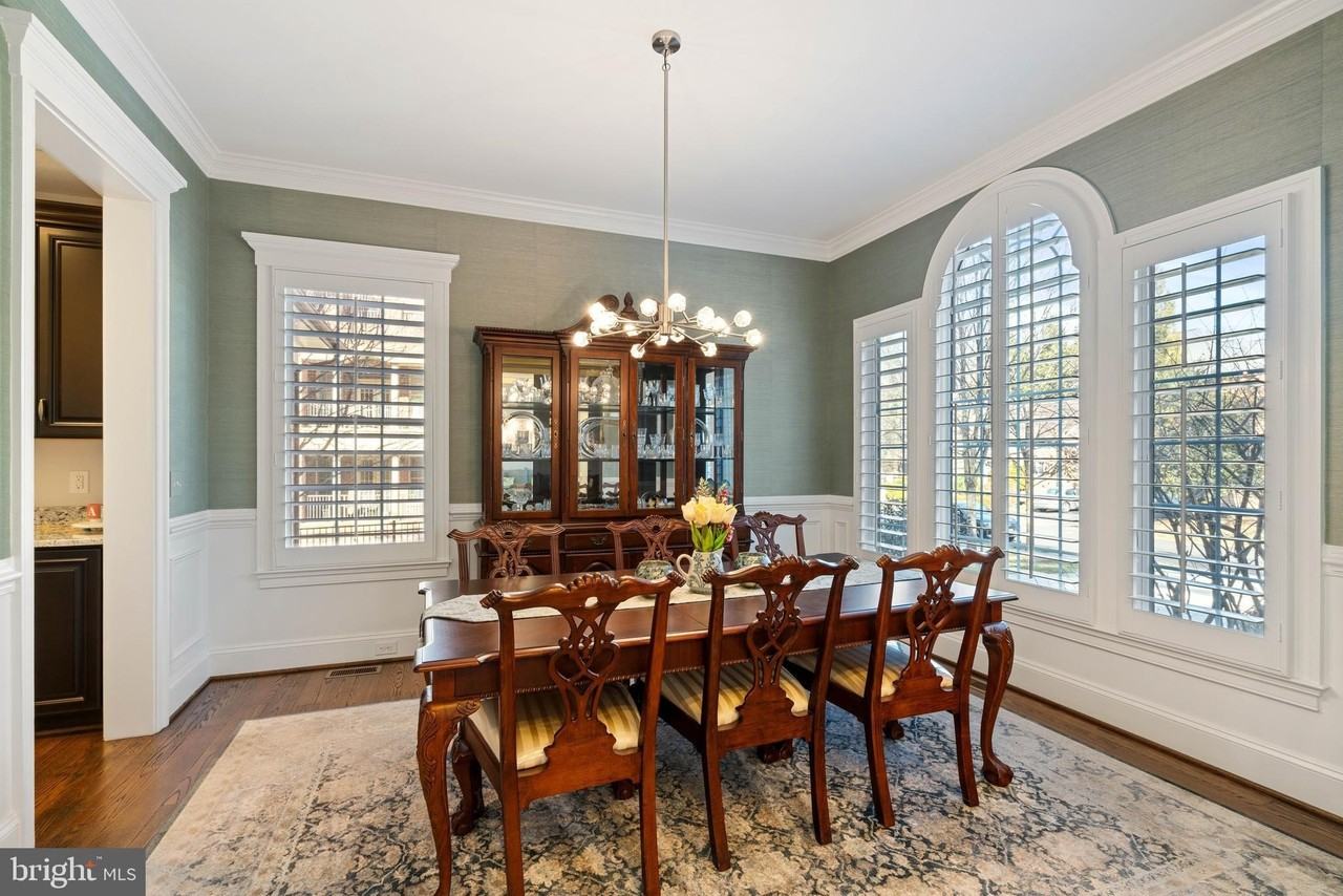 1604 Colonial Ln - Photo 6 of 50