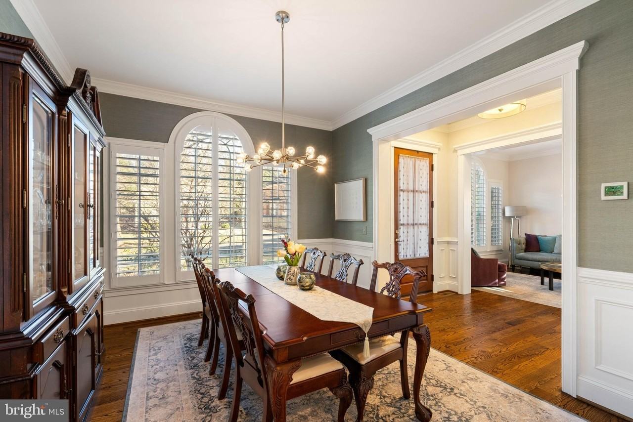 1604 Colonial Ln - Photo 7 of 50