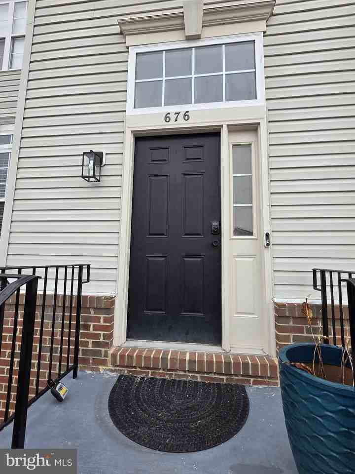 676 Mcleary Sq Se - Photo 2 of 37