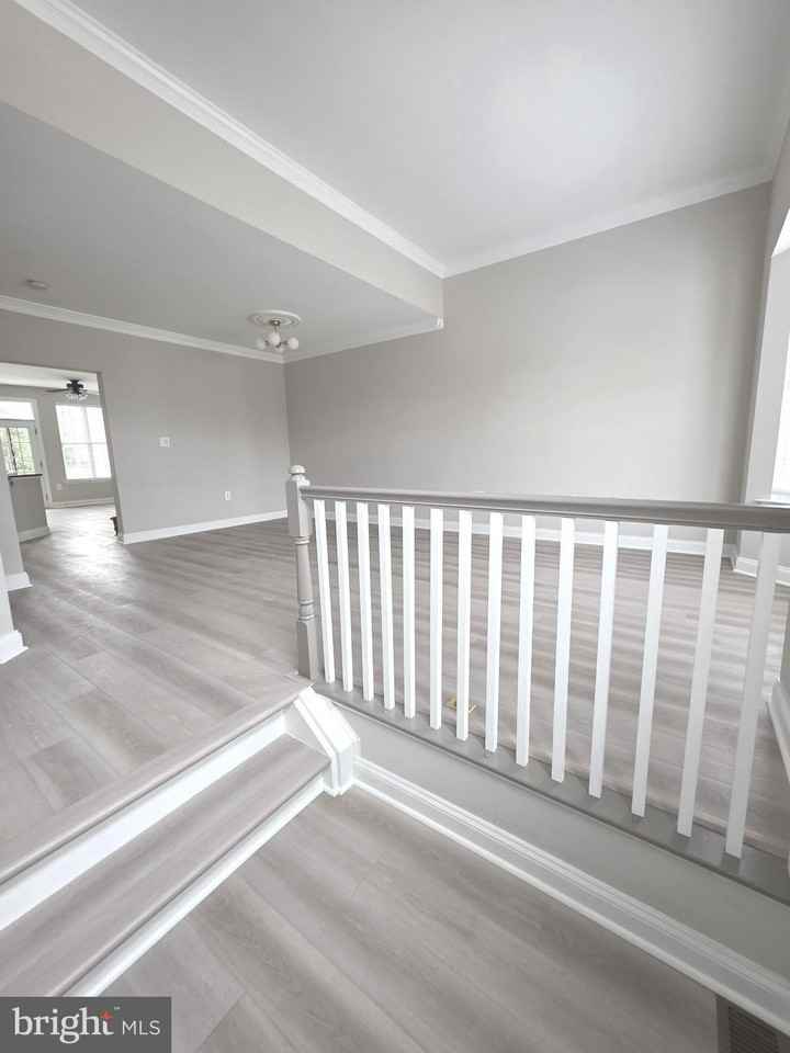 676 Mcleary Sq Se - Photo 3 of 37